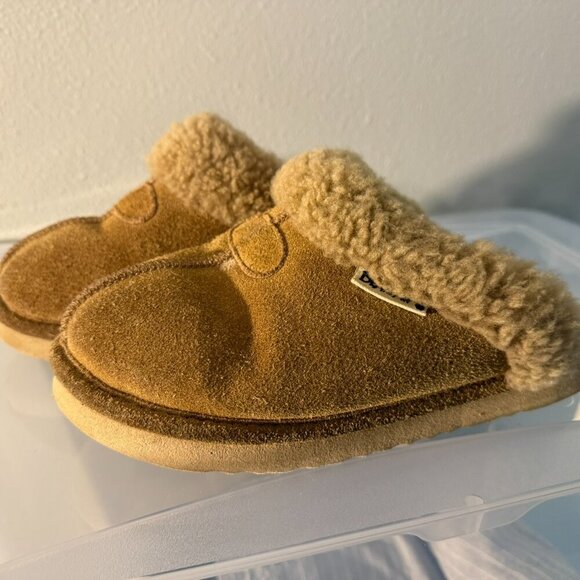 Bear Paw Slippers - tan, lightly used. Very warm! - Picture 4 of 10